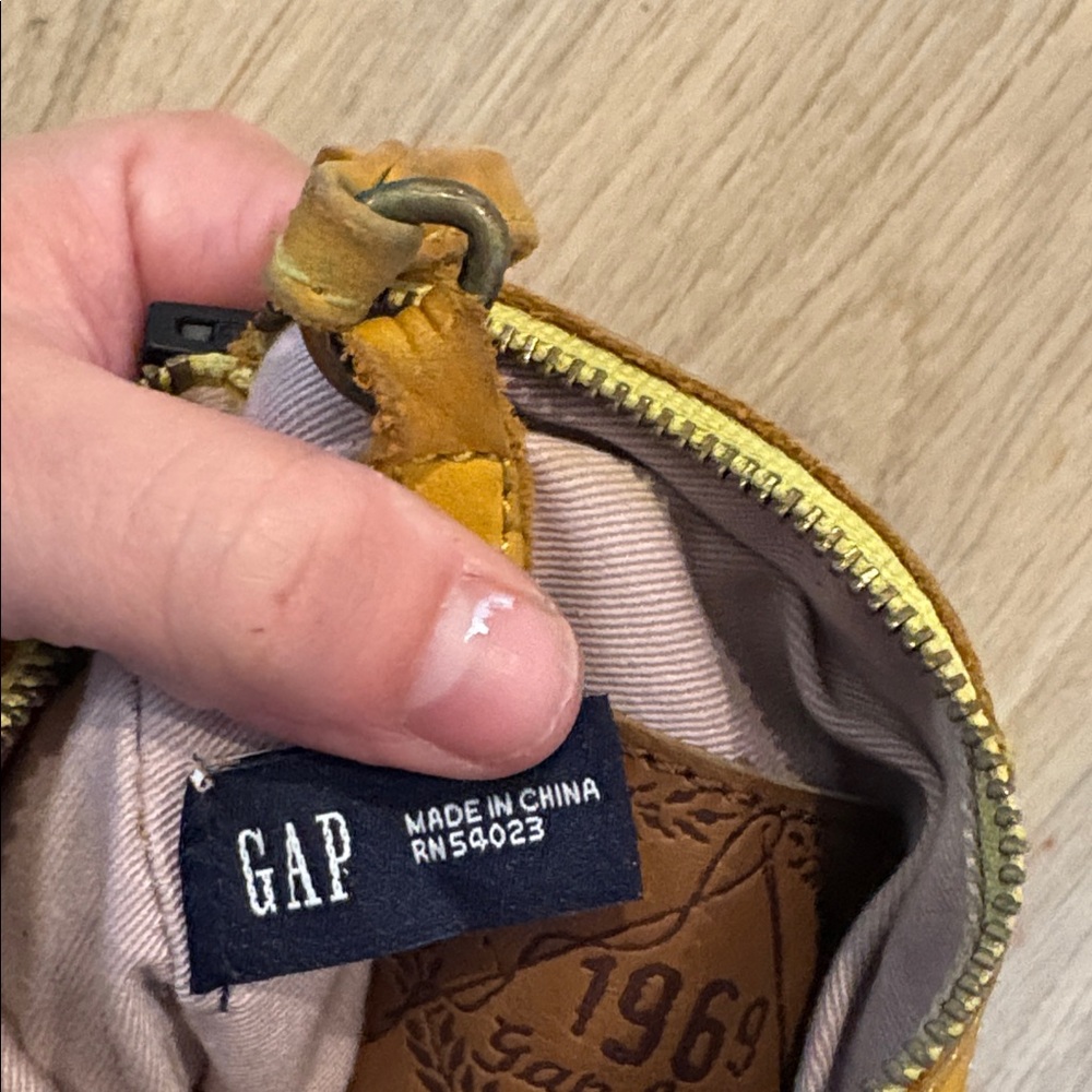Gap nwts vintage Yellow Leather Wristlet Clutch with Flower Accent - Picture 3 of 4